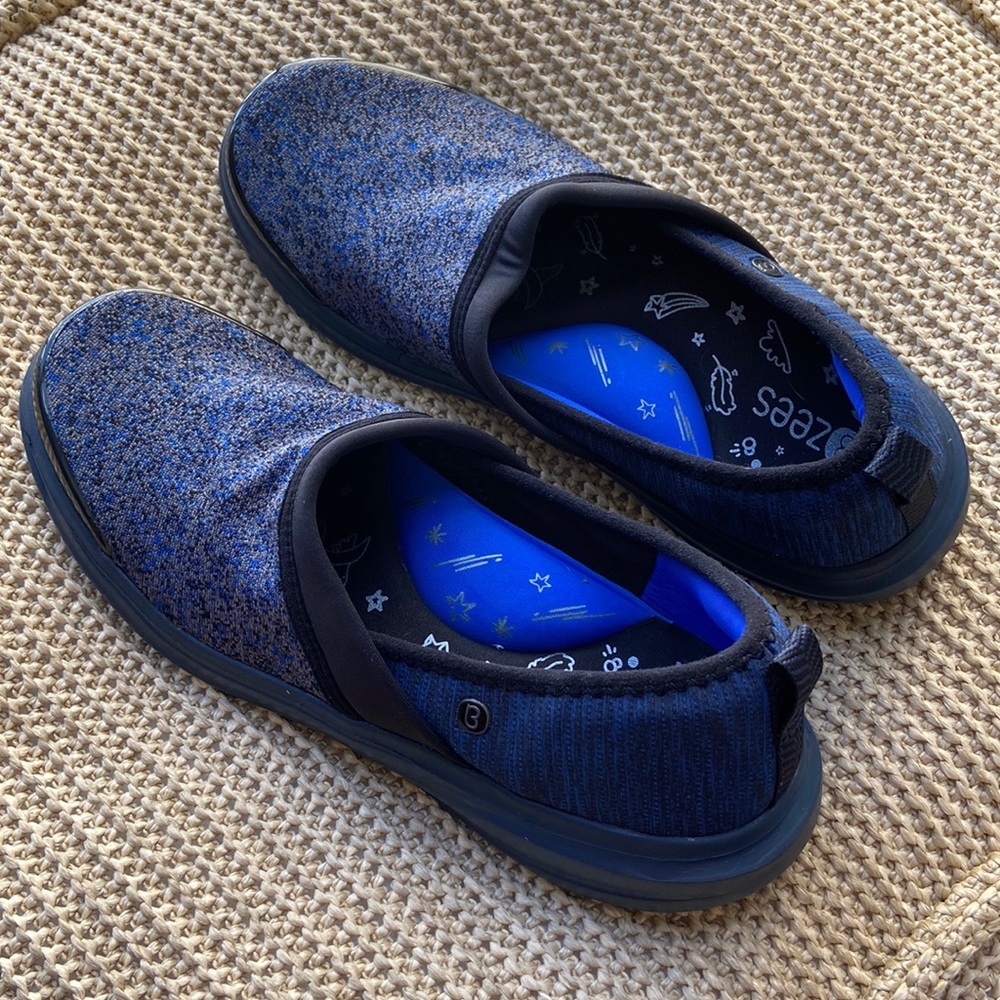BZees Womens Size 7.5 Slipon Shoes. Blue Merled